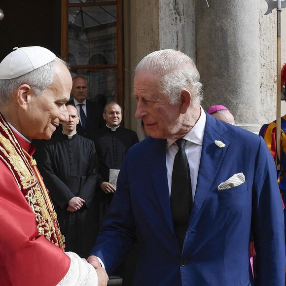 Le roi Charles III d'Angleterre et Camilla Parker Bowles, reine consort d'Angleterre, quittent le pape Léon XIV après avoir assisté au service œcuménique dans la chapelle Sixtine au Vatican, le 23 octobre 2025. Photo par PA Photo/ Bestimage