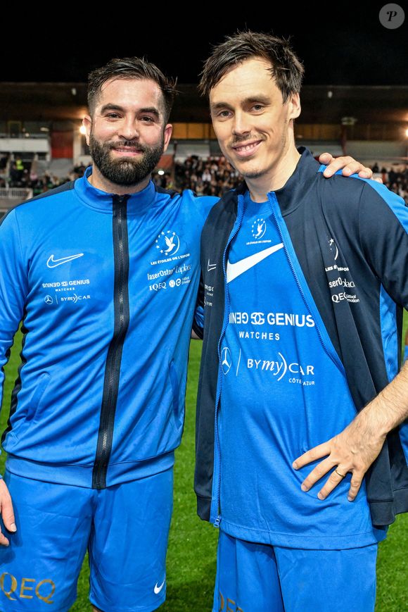Kendji Girac et Louis Ducruet durant la première édition du " match des légendes " opposant l'équipe des Légendes, les anciens de Cannes, à l'équipe des Etoiles avec pour capitaine Didier Deschamps, au stade Pierre de Coubertin à Cannes, le 30 octobre 2025. © Bruno Bebert / Dominique Jacovides / Bestimage