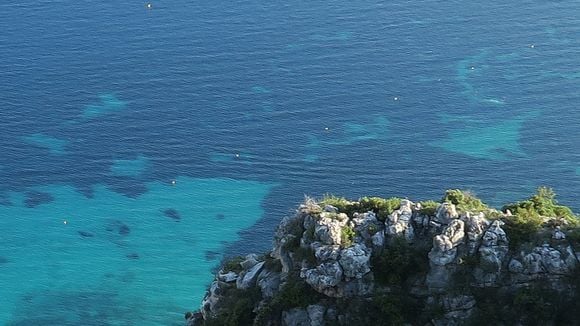 Mariage sublime entre montagne et Méditerranée, une star de la musique a dit oui à Eze avec une ex-collaboratrice de Louis Vuitton