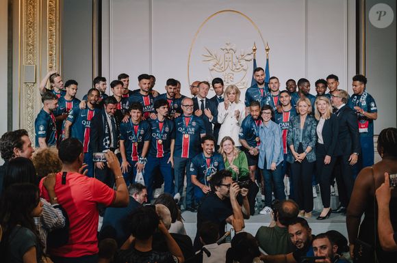 Nasser al-Khelaïfi, Marquinhos - Brigitte Macron - Emmanuel Macron, président de la République Française, reçoit les joueurs du PSG à l'Elysée après leur victoire historique (5-0) en finale de la Ligue Des Champions 2025. Paris, le 1er juin 2025.
© Mathilde Mazars / Pool / Bestimage