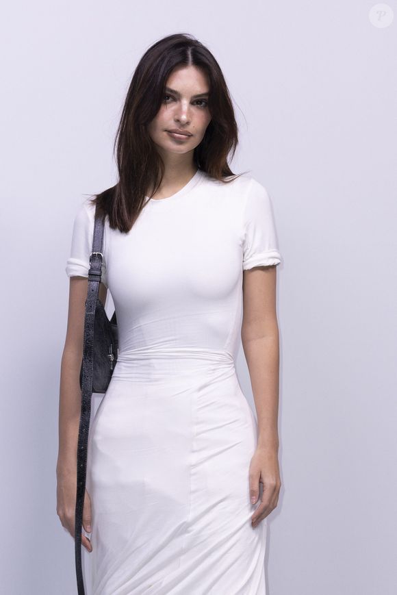 La mannequin et le réalisateur semblent être très épanouis.

Emily Ratajkowski au photocall du défilé Acne Studio mode femme automne / hiver 2024-2025 lors de la Fashion Week de Paris (PFW), à L’Observatoire de Paris, France, le 28 février 2024. © Olivier Borde/Bestimage