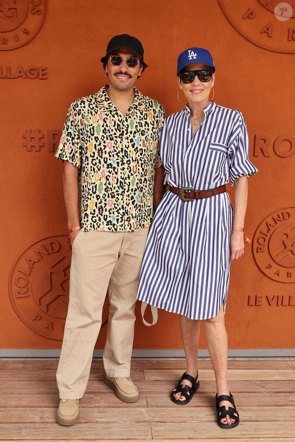 Cristina Cordula et son fils Enzo Arous au photocall du village lors des Internationaux de France de Tennis de Roland Garros 2026, à Paris, France, le 29 mai 2026. © Dominique Jacovides/Bestimage