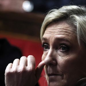 Marine Le Pen lors d'un débat sur deux motions de censure contre le gouvernement français, déposées par l'alliance des partis de gauche le "Nouveau Front Populaire" (NFP) et le parti d'extrême droite Rassemblement National, après l'utilisation par le gouvernement français de l'article 49.3, une clause spéciale dans la Constitution française, pour faire passer le projet de loi de finances à l'Assemblée nationale sans un vote des législateurs, à l'Assemblée nationale à Paris, le 4 décembre 2024.   © Stéphane Lemouton / Bestimage