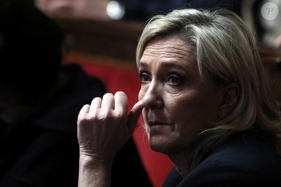 Marine Le Pen lors d'un débat sur deux motions de censure contre le gouvernement français, déposées par l'alliance des partis de gauche le "Nouveau Front Populaire" (NFP) et le parti d'extrême droite Rassemblement National, après l'utilisation par le gouvernement français de l'article 49.3, une clause spéciale dans la Constitution française, pour faire passer le projet de loi de finances à l'Assemblée nationale sans un vote des législateurs, à l'Assemblée nationale à Paris, le 4 décembre 2024.   © Stéphane Lemouton / Bestimage