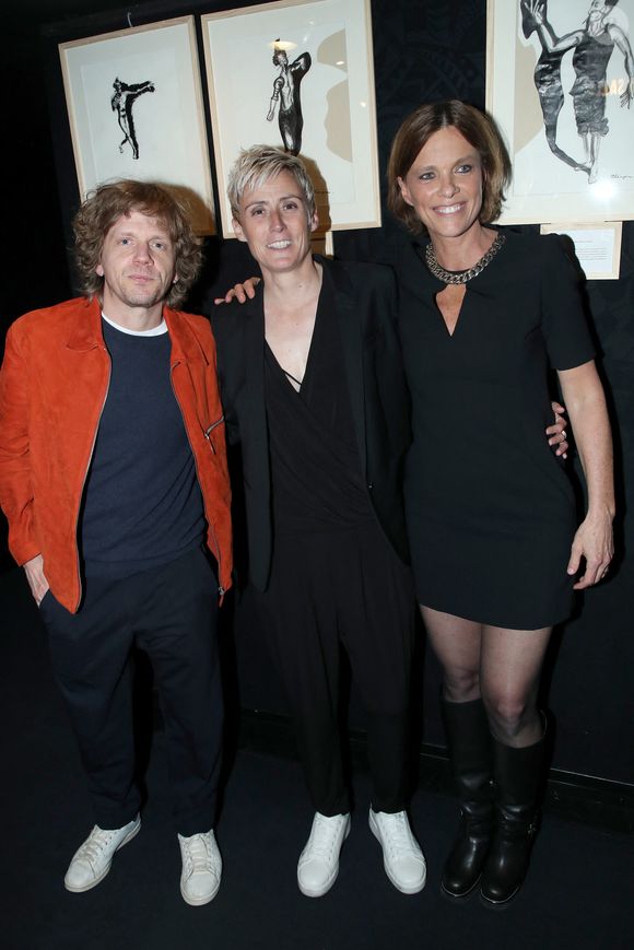 Exclusif - Alex Lutz avec les Co-autrices de la pièce : Marie Bô et Anne Le Nen - Générale de la Pièce "On va tous être d'accord… ou pas " au théâtre Lepic à Paris le 6 Mai 2025. © Bertrand Rindoff/Bestimage