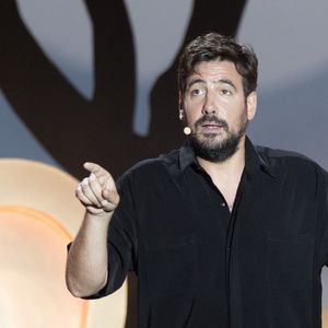 Exclusif - Maxime Gasteuil - Enregistrement de l'émission "L'humour à la plage" pour la 2eme édition du festival de Juan les Pins à la pinède Gould le 27 juin 2025. C'est l'humoriste français Kev Adams qui a initié et mis en scène ce festival dans la ville de ses grand-parents où il a passé ses vacances quand il était plus jeune. Sa grand-mère fait partie du Show aux côtés d'un plateau d'humoristes exceptionnels.
Après le succès de la première édition, TF1 et Kev Adams vous donnent rendez-vous pour une nouvelle soirée d’humour inédite et festive. Tourné face à la mer, dans l’écrin magique de la pinède Gould à Juan-les-Pins, « L’Humour à la Plage » revient pour une 2e édition encore plus ambitieuse : un grand show à ciel ouvert, pour rire ensemble et démarrer l’été en beauté. 
Une carte postale en guise de scène avec une ambiance unique; Imaginé comme une véritable fête de l’humour à ciel ouvert, sous les pins, les pieds dans le sable et la tête dans les étoiles, « L’Humour à la Plage » rassemble le temps d’un soir les plus grands noms de l’humour avec des duos inédits, des sketchs exclusifs, des impros, des happenings, des surprises… et une énergie communicative portée par un public survolté. 
Une programmation exceptionnelle qui donne le sourire; Pour cette 2ème édition, Kev Adams s’est entouré de Gad Elmaleh, Camille Lellouche, Maxime Gasteuil, Élodie Poux, Franck Dubosc, Marine Leonardi, Anne Roumanoff, Chantal Ladesou, Marie s’infiltre, Nino Arial, Az, Titoff, Kody… Et de nombreux invités-surprise que vous n’avez jamais vus sur la scène d’un gala d’humour.
Un spectacle familial, solaire et intergénérationnel; Conçu pour rassembler toutes les générations, « L’Humour à la Plage » promet de faire du rire un moment de fête. Un show festif, solaire, et populaire, à savourer ensemble pour bien démarrer l’été.
L'émission du e gala « L'Humour à la Plage » sera diffusése sur TF1 le 15 juillet à 21h10 pour une soirée unique de rires et de surprises ! © Bruno Bebert / Bestimage