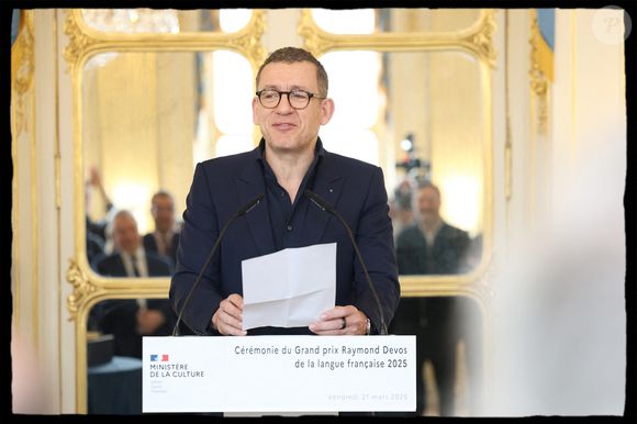 Dany Boon reçoit des mains de Rachida Dati le Grand Prix Raymond Devos de la langue française 2025 au Salon Jérôme du Ministère de la Culture à Paris le 21 mars 2025. © Alain Guizard/Bestimage