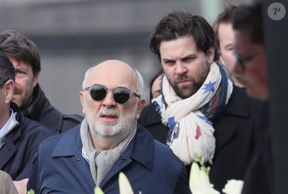 "Je suis un papa qui voudrait être strict mais qui est une loque et qui laisse faire les choses."

Gérard Jugnot et son fils Arthur Jugnot lors des obsèques de Véronique Colucci au cimetière communal de Montrouge, le 12 avril 2018.