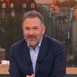 Elle a expliqué qu’il devait se remettre d’une mauvaise chute.
Bruce Toussaint dans "Bonjour !", la matinale de TF1, le 24 avril 2026, jour de sa dernière apparition à l'antenne
Capture d'écran TF1
