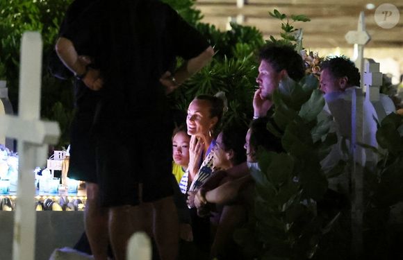 Exclusif - Joy Hallyday - Laeticia Hallyday et son compagnon Frédéric Suant se recueillent sur la tombe de Johnny au cimetière Lorient à Saint Barthélemy le18 mars 2025.

© Dominique Jacovides / Bestimage (pour infos voir vendeur)