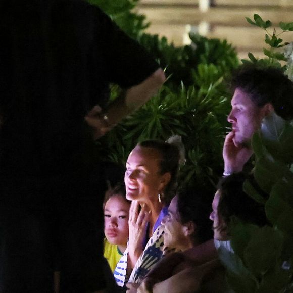 Exclusif - Joy Hallyday - Laeticia Hallyday et son compagnon Frédéric Suant se recueillent sur la tombe de Johnny au cimetière Lorient à Saint Barthélemy le18 mars 2025.

© Dominique Jacovides / Bestimage (pour infos voir vendeur)
