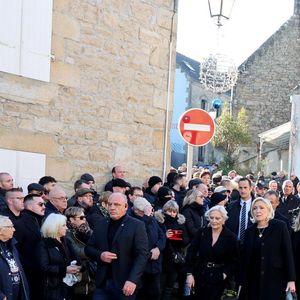 Marine Le Pen, sa soeur Marie-Caroline, Mathilde Chauffroy (fille de Marine Le Pen) et son mari Matthieu Parent, Nolwenn Olivier (fille de Marie-Caroline) - Arrivées des membres de la famille Le Pen aux obsèques de Jean-Marie Le Pen en l'église Saint-Joseph à la Trinité-sur-Mer  le 11 juillet 2025. © Dominique Jacovides / Guillaume Collet / Bestimage