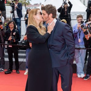 Virginie Efira et son compagnon Niels Schneider - Montée des marches du film " L'inconnue" lors du 79ème Festival International du Film de Cannes, le 18 mai 2026. © Jacovides-Moreau / Bestimage