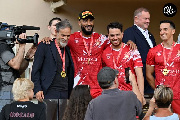 Marco Simone et Ricky Whittle, Tibo InShape lors du match de football caritatif au stade Louis II de Monaco opposant les Barbagiuans aux pilotes de l'équipe Nazionale Piloti dans le cadre de la "Racing Stars Football Cup" le 3 juin 2026.
Depuis 35 ans, des pilotes automobiles participent chaque année à un match de football caritatif organisé à Monaco. Ce " match des pilotes " a accueilli tous les plus grands de la Formule 1, y compris Michael Schumacher. En 2025, une nouvelle mouture a vu le jour, la Racing Stars Football Cup, sous la houlette de Louis Ducruet, le fils de la princesse Stéphanie. Ce 3 juin 2026, avait lieu la deuxième édition de l'événement caritatif, organisé au profit de deux associations.
Les fonds récoltés lors de l'événement seront reversés à deux associations. La première est " Mercy Ships ", qui déploie des navires-hôpitaux afin d'offrir des soins chirurgicaux gratuits en Afrique. La seconde association est " Les Soins de l'espoir ", qui est engagée auprès d'enfants et d'adultes défavorisés en Asie du Sud-Est, notamment au Vietnam.
Les Barbagiuans ont remporté le match 6 - 2

© Bruno Bebert / Bestimage