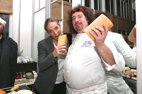La cheffe privilégie des circuits très courts et des produits frais pour éviter le gaspillage.

Exclusif - Amandine Chaignot et Xavier Thuret (meilleur ouvrier de France 2007) - Soirée "Les filles a fromages" au restaurant "Les Climats" a Paris, le 18 décembre 2013. Les membres du "Cercle Officiel de Filles a Fromages Et plus si affinites" se sont réunis pour un apero a fromages les yeux bandes.
