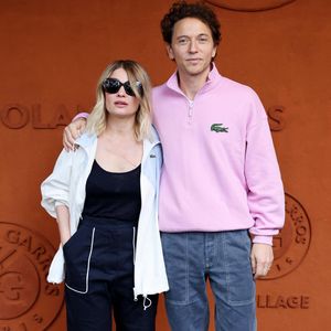 Face auxquelles leurs voisins sont étonnement tolérants

Mélanie Thierry et son compagnon, le chanteur Raphaël - Les célébrités au village lors des Internationaux de France de tennis de Roland Garros 2024 à Paris. Le 29 mai 2024. 
© Jacovides-Moreau / Bestimage