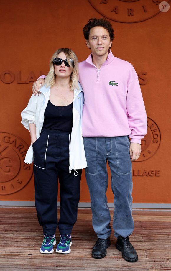 Face auxquelles leurs voisins sont étonnement tolérants

Mélanie Thierry et son compagnon, le chanteur Raphaël - Les célébrités au village lors des Internationaux de France de tennis de Roland Garros 2024 à Paris. Le 29 mai 2024. 
© Jacovides-Moreau / Bestimage
