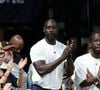 Cette maîtrise des enjeux financiers a été un véritable moteur pour Omar Sy, qui s'en sert désormais au quotidien dans son rôle de producteur. 

Omar Sy - Youssoupha Mabiki - Fabrice Eboue - Personnalités au match de Basket Ball : Paris affronte Monaco (94-99) en ligue Betclic Elite à l'Adidas Arena à Paris le 12 octobre 2025 © Michtof / PsnewZ / Bestimage