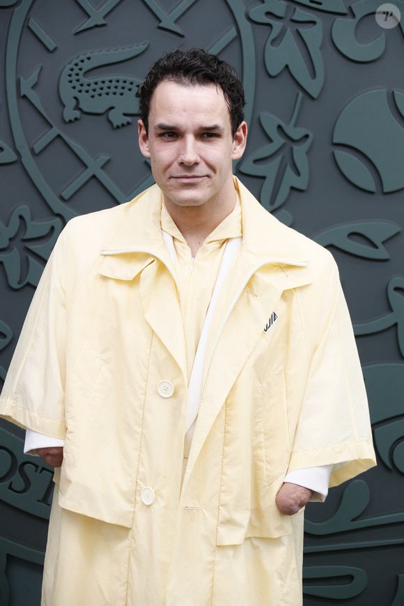 Il s'agira d'une série de 46 épisodes au format court, d'une durée de deux minutes seulement.

Theo Curin au photocall du défilé Lacoste "Collection Prêt-à-Porter Automne/Hiver 2025-2026" lors de la Fashion Week de Paris (PFW), le 9 mars 2025

© Christophe Clovis / Bestimage