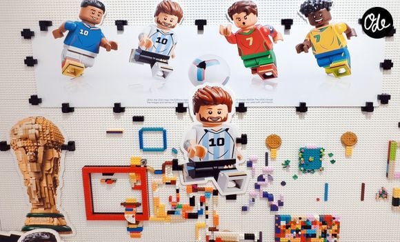 Cette politique stricte s'applique également à la plateforme communautaire LEGO Ideas, qui proscrit désormais les images générées par IA dans les projets soumis par les fans. 

Figurine en briques de la star argentine du football Lionel Messi dans un magasin Lego à Shanghai (Chine), le 7 septembre 2026. Cost Foto / Bestimage