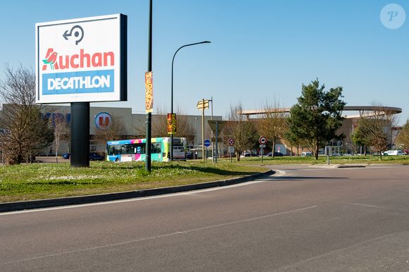Après 27 ans, Schiever se sépare d'Auchan, une décision motivée par les difficultés financières du géant. Annoncé en mars 2024, ce divorce avait jeté le doute sur l'avenir des magasins. Neuf mois plus tard, le mystère est levé : depuis le 5 mars, 15 magasins se relancent sous les couleurs de la Coopérative U. In Sens dans l'Yonne, , France le 3 mars 2025. Photo par Helder Januario/ABACAPRESS.COM