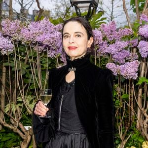 Amélie Nothomb pose lors de la remise du prix littéraire "La Closerie des Lilas" à la Closerie des Lilas à Paris, le 18 avril 2023. Le prix littéraire de la Closerie des Lilas a été décerné à la romancière Y. Ghata pour "Le Testament du prophète". © Pierre Perusseau/Bestimage