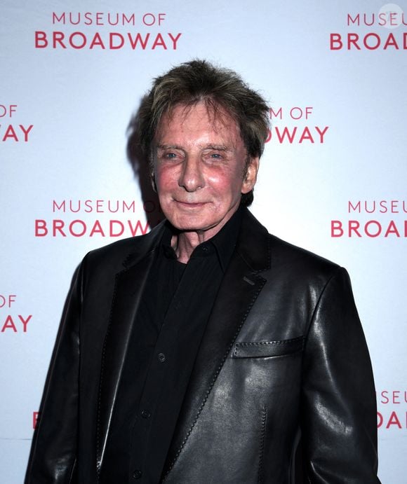 Barry Manilow assiste à l'inauguration de la vitrine du Musée de Broadway inspirée par Harmony au Musée de Broadway à New York, le 18 avril 2024. (Image de crédit : © Photo Image Press via ZUMA Press Wire)