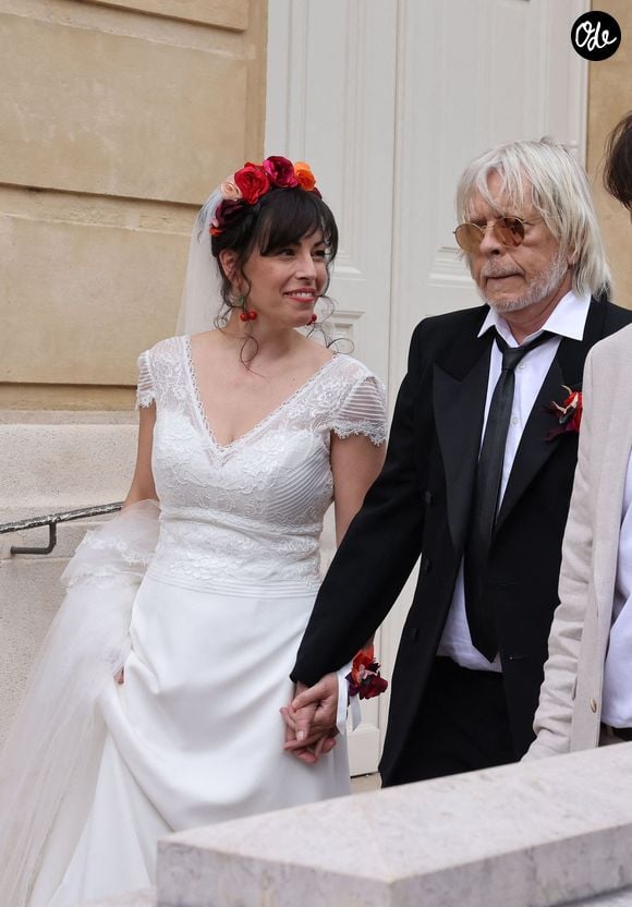Le chanteur Renaud (Renaud Séchan) et sa femme Cerise - Mariage du chanteur Renaud (Renaud Séchan) avec Cerise à la mairie du 14ème arrondissement de Paris le 4 mai 2024. © Dominique Jacovides - Cyril Moreau / Bestimage