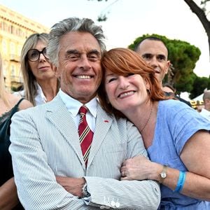Gérard Holtz est connu comme journaliste sportif.

Gérard Holtz et sa femme, Muriel Mayette-Holtz, la directrice du Théâtre National de Nice, - Christian Estrosi, le maire de Nice, avec sa femme, Laura Tenoudji Estrosi et ses invités d'honneur Renaud Muselier, le président de la région PACA, et Denise Fabre, a orchestré "Lou Festin Nissart", un diner amical et convivial autour du maire, au jardin Albert Premier sur la Coulée Verte à Nice. © Bruno Bebert/Bestimage
