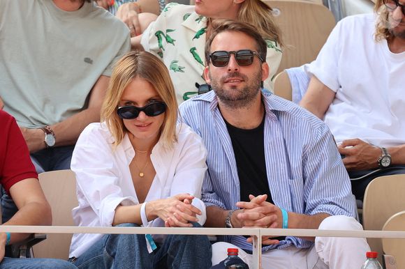 ... Ana ne retombe dans les bras musclés d'Oscar, qu'elle ré-épousera, et à qui elle fera deux enfants : Jazz et Billie. 

Ana Girardot, Oscar Louveau dans les tribunes lors des Internationaux de France Roland Garros 2023 le 09 juin 2023 à Paris, France. Photo by Nasser Berzane/ABACAPRESS.COM