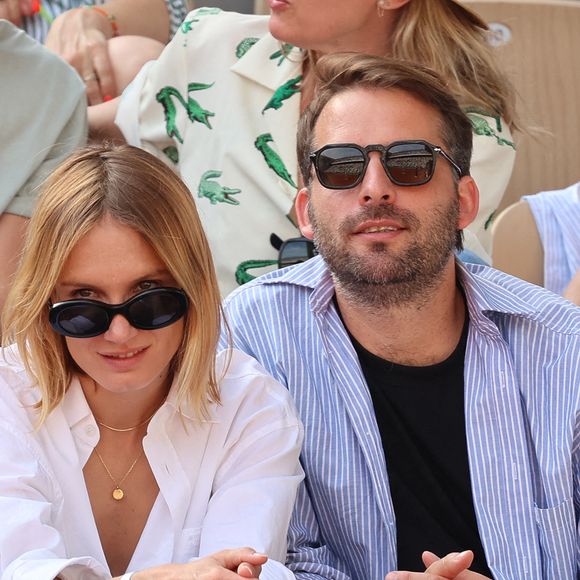 ... Ana ne retombe dans les bras musclés d'Oscar, qu'elle ré-épousera, et à qui elle fera deux enfants : Jazz et Billie. 

Ana Girardot, Oscar Louveau dans les tribunes lors des Internationaux de France Roland Garros 2023 le 09 juin 2023 à Paris, France. Photo by Nasser Berzane/ABACAPRESS.COM