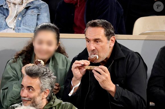 Gilles Lellouche et sa fille Ava dans les tribunes des Internationaux de France de tennis de Roland Garros 2024 à Paris, France, le 2 juin 2024. © Jacovides-Moreau/Bestimage