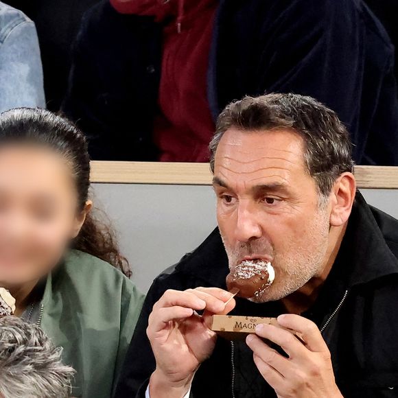 Gilles Lellouche et sa fille Ava dans les tribunes des Internationaux de France de tennis de Roland Garros 2024 à Paris, France, le 2 juin 2024. © Jacovides-Moreau/Bestimage