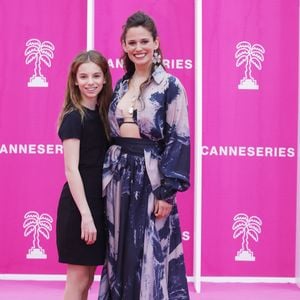 Le tournage l’oblige à s’éloigner régulièrement de sa ferme bretonne et de ses trois enfants.

Lucie Lucas (Cannes Confidential) et sa fille Lilou - Photocall (tapis rose) du festival Canneseries saison 6 au palais des festivals à Cannes le 16 avril 2023. © Denis Guignebourg / Bestimage
