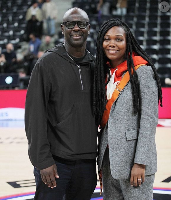 On sait tout de même qu'ils se sont mariés en août 2022

Lilian Thuram et sa femme Kareen Guiock-Thuram - Les célébrités assistent à la victoire du club Paris Basketball face au Baskonia Vitoria (67-65) à l'Adidas Arena à Paris, le 1er novembre 2024. 
© Jonathan Rebboah / Panoramic / Bestimage