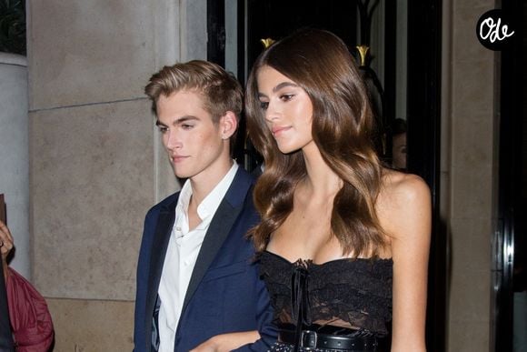 Presley Walker Gerber et Kaia Jordan Gerber quittant l'hôtel George V pour se rendre à un événement Omega dans le cadre de la Fashion Week de Paris, à Paris, en France, le 29 septembre 2017. Photo de Nasser Berzane/ABACAPRESS.COM