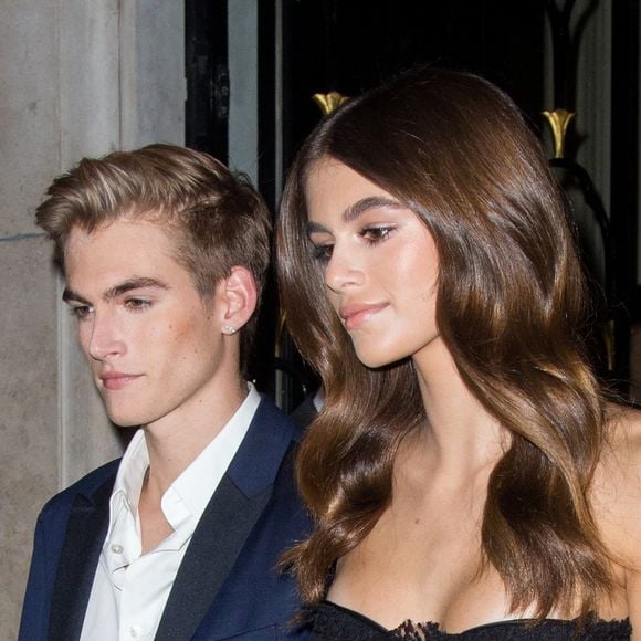 Presley Walker Gerber et Kaia Jordan Gerber quittant l'hôtel George V pour se rendre à un événement Omega dans le cadre de la Fashion Week de Paris, à Paris, en France, le 29 septembre 2017. Photo de Nasser Berzane/ABACAPRESS.COM