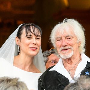 Murielle Mégevand et Hugues Aufray sur le parvis de l'église - Mariage d'Hugues Aufray et de Murielle Mégevand à l’église Saint-Vigor de Marly-Le Roy, France, le 2 septembre 2023.