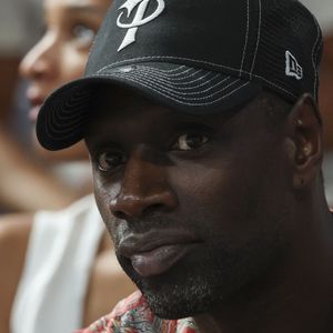L'annonce a été faite via une publication commune sur leurs comptes Instagram respectifs, ravissant les fans de l'acteur.

Omar Sy - Les célébrités dans les tribunes du match du championnat de France Betclic "Paris - Monaco (92-101)" à Paris, le 23 juin 2026. PsnewZ / Bestimage