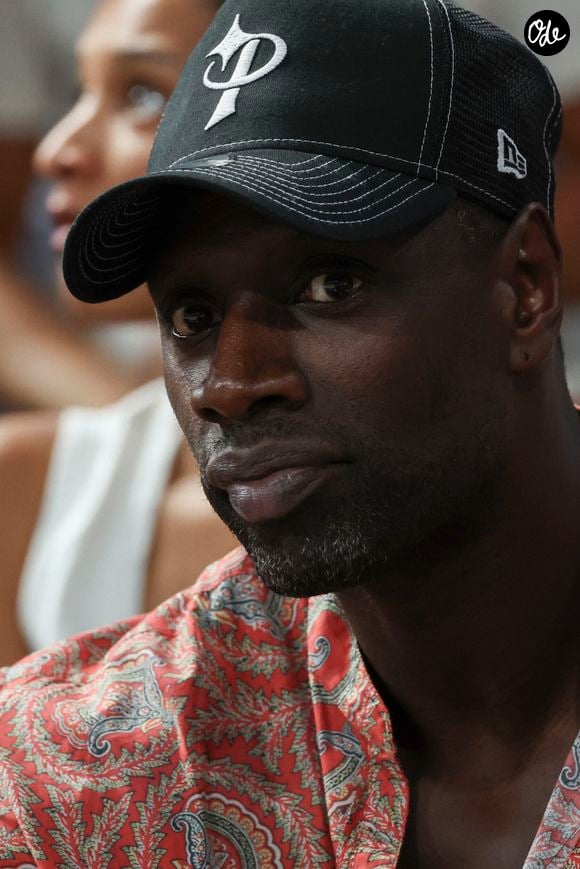 L'annonce a été faite via une publication commune sur leurs comptes Instagram respectifs, ravissant les fans de l'acteur.

Omar Sy - Les célébrités dans les tribunes du match du championnat de France Betclic "Paris - Monaco (92-101)" à Paris, le 23 juin 2026. PsnewZ / Bestimage