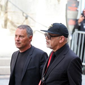 Marc-Olivier Fogiel, Christian Louboutin - Arrivées aux obsèques de Thierry Ardisson en l’église Saint-Roch de Paris, France, le 17 juillet 2025. © Clovis-Jacovides/Bestimage