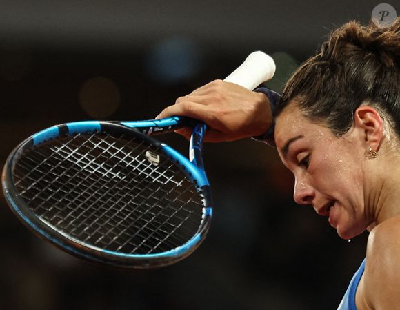 En mai 2024, elle se blesse gravement au genou juste avant Roland-Garros, une épreuve très difficile.

Lois Boisson durant la demi-finale féminine à Roland-Garros le 5 juin 2025. Photo par Xinhua/ABACAPRESS.COM)