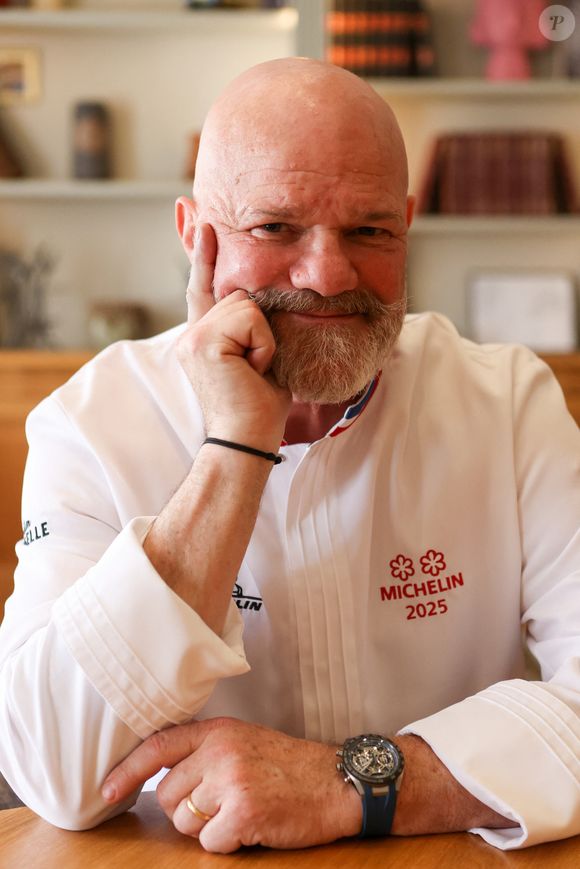 Le chef Philippe Etchebest dans les cuisines de son restaurant "Maison Nouvelle" à Bordeaux, le 11 avril 2025. ©Jean-Marc Lhomer/Bestimage.