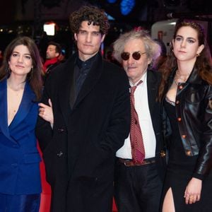 Il y a aussi son père, Philippe, et ses deux sœurs, Lena et Esther

Lena Garrel, Philippe Garrel et Esther Garrel assistent à la première du Grand Chariot dans le cadre du 73e Festival international du film de Berlin (Berlinale) à Berlin, Allemagne, le 21 février 2023. Photo par Aurore Marechal/ABACAPRESS.COM