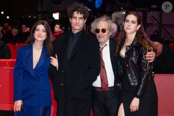 Il y a aussi son père, Philippe, et ses deux sœurs, Lena et Esther

Lena Garrel, Philippe Garrel et Esther Garrel assistent à la première du Grand Chariot dans le cadre du 73e Festival international du film de Berlin (Berlinale) à Berlin, Allemagne, le 21 février 2023. Photo par Aurore Marechal/ABACAPRESS.COM