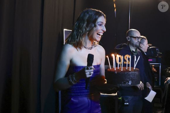 Les poutres apparentes peintes en blanc et les grands puits de lumière (vélux) donnent une impression d'espace et de pureté.

Exclusif - André Manoukian, Laury Thilleman, Carla Bruni en backstage de l'enregistrement de l'émission "La fête de la chanson française - 20 ans d'émotions" présentée par L.Thilleman et A.Manoukian, et diffusée le 17 avril sur France 3 à Paris, France, le 9 décembre 2025. © Jack Tribeca/Bestimage