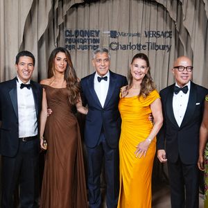 Marty Baron, Jose Carlos Zamora, Amal Clooney, George Clooney, Melinda French Gates, Darren Walker et Fatou Baldeh arrivent aux Albie Awards, au Musée d'histoire naturelle de Londres. Le 3 octobre 2025. Photo par James Manning/PA Wire/ABACAPRESS.COM