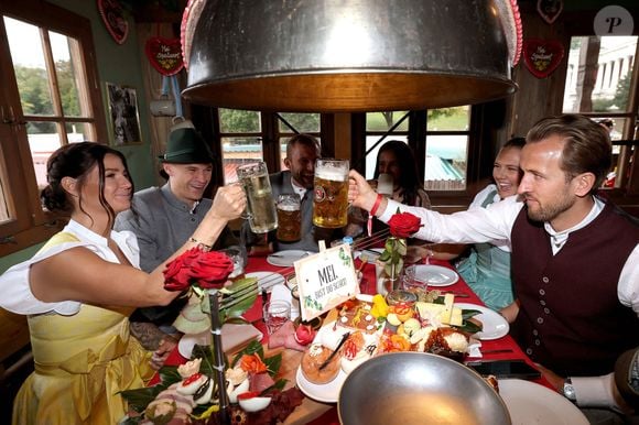 FC Bayern Munich visite à l'Oktoberfest 2025, Joshua Kimmich FC Bayern Munich avec sa femme, Harry Kane FC Bayern Munich avec sa femme, Konrad Laimer FC Bayern Munich avec sa femme |Les joueurs du "Bayern Munich FC" à l'Oktoberfest 2025

Photo : Imago/PsnewZ/Bestimage