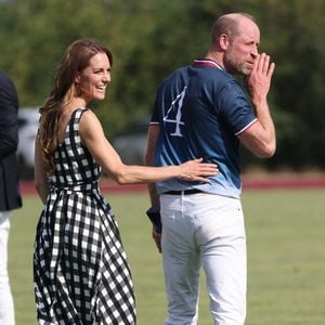 Pour soutenir son mari lors d'un match de polo, sa tenue était plus casual : une robe à motifs vichy

Le prince William et Kate Middleton, prince et princesse de Galles, assistent à un match de polo caritatif au Guards Polo Club de Windsor, au Royaume-Uni, le 10 juillet 2026. Photo de Stephen Lock/i-Images/ABACAPRESS.COM