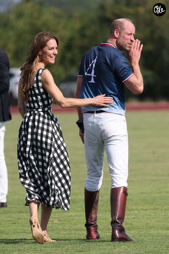Pour soutenir son mari lors d'un match de polo, sa tenue était plus casual : une robe à motifs vichy

Le prince William et Kate Middleton, prince et princesse de Galles, assistent à un match de polo caritatif au Guards Polo Club de Windsor, au Royaume-Uni, le 10 juillet 2026. Photo de Stephen Lock/i-Images/ABACAPRESS.COM